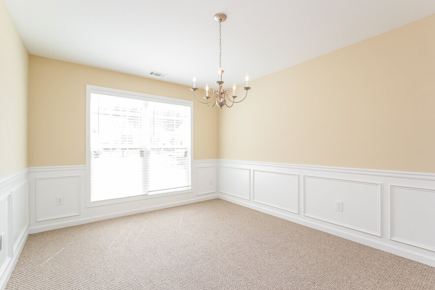 Building Photo - 4050 Grandover Dr NE