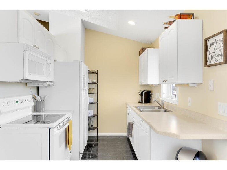 Building Photo - 2059 Brittany Ct