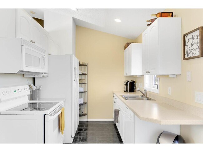 Building Photo - 2059 Brittany Ct