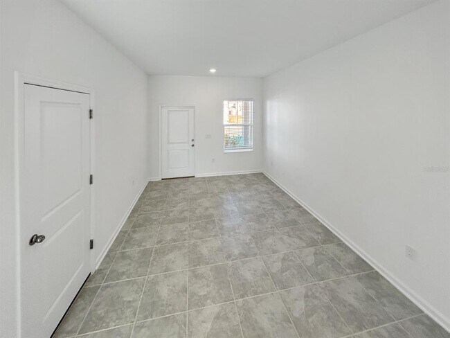 Building Photo - 2426 Skyline Lp