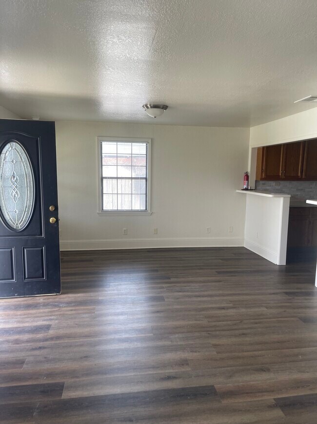 Building Photo - 817 Lake Ave