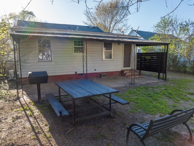 Building Photo - Freshly Updated 3 Bedroom Home