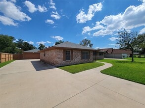 Building Photo - 2115 Forest Oaks Dr
