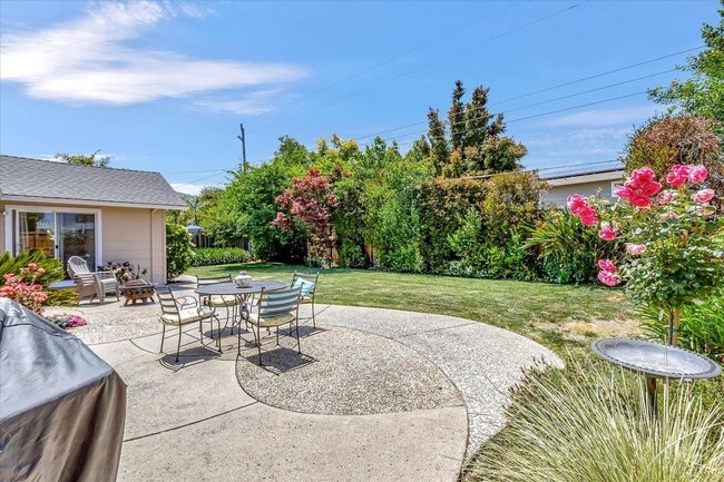 Building Photo - Available for July 1st Move In