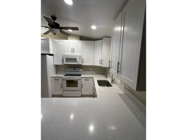 Building Photo - Available Now!! 2 Bedroom 2 Bath Duplex Wi...