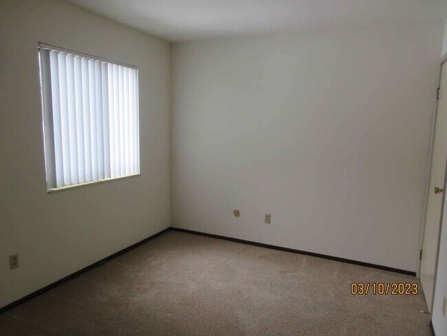 Building Photo - Available Mid-Late September 2025 Remodele...