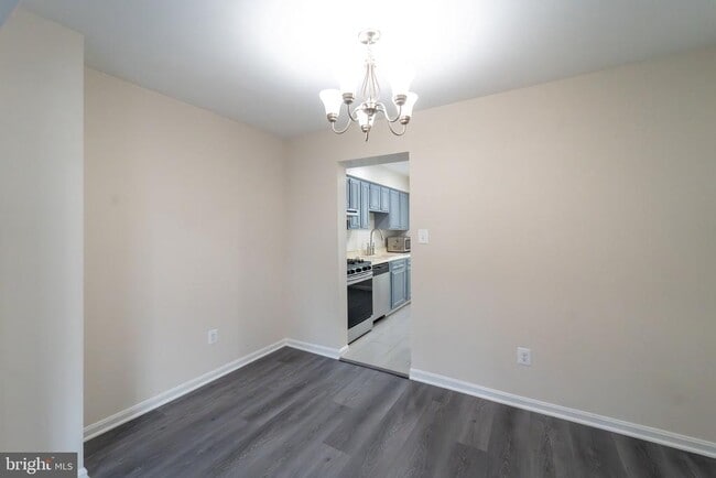 Building Photo - 2055 Pilgrim Dr