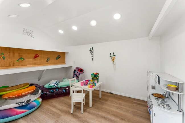 Building Photo - 200 Oak View Ln