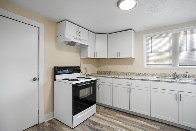 Building Photo - Won't Last! Apply NOW!  App fee REDUCED $25 ASAP $1995 3br/1bath CUTE House w/ HUGE YARD