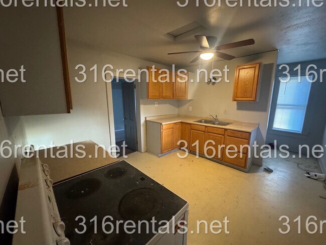 Building Photo - $1095 - 4 bed 2 bath - Single Family Home - NEWLY RENOVATED