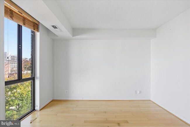 Building Photo - 1401 N Rhodes St