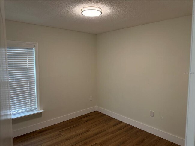 Building Photo - 2013 Dixie Belle Dr