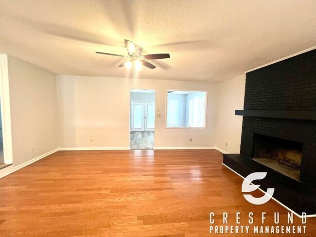 Building Photo - RECENTLY RENOVATED 3 BEDROOM - Ready for M...
