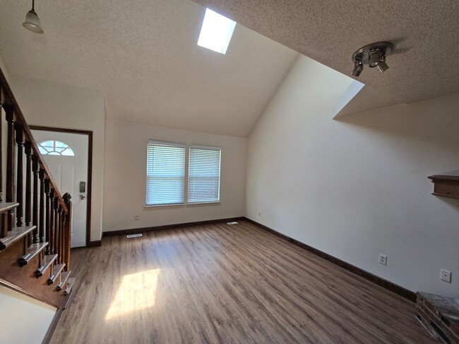 Building Photo - 3 bedroom townhome