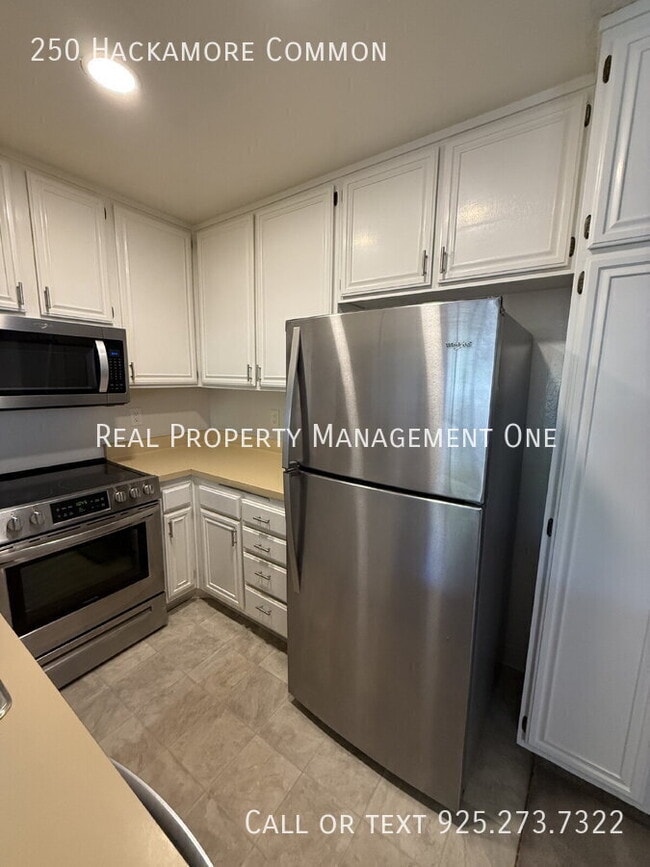 Building Photo - 250 Hackamore Common