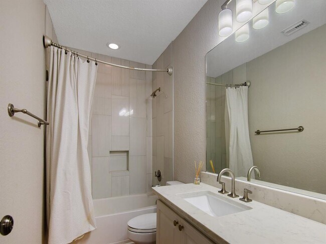 Building Photo - 54 Douvaine Ct