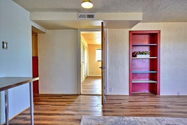 Building Photo - Updated North Downtown 2/bd 1/ba