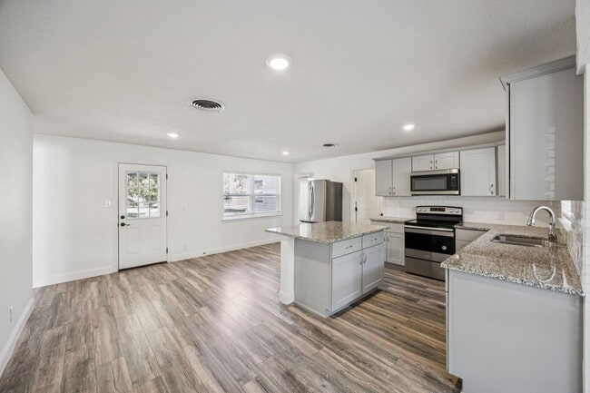 Building Photo - Stylish Renovation + Solar Savings in Prim...