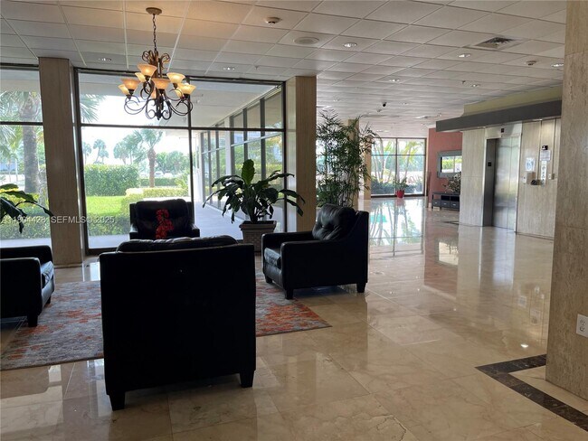 Building Photo - 400 Kings Point Dr