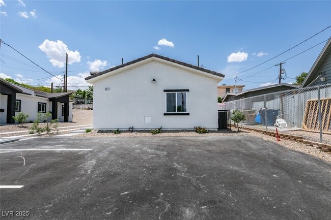 Building Photo - 367 N 16th St