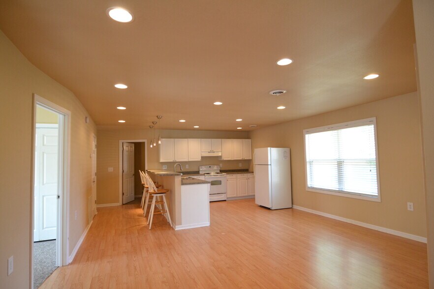 Building Photo - 1203 S Osteopathy Ave