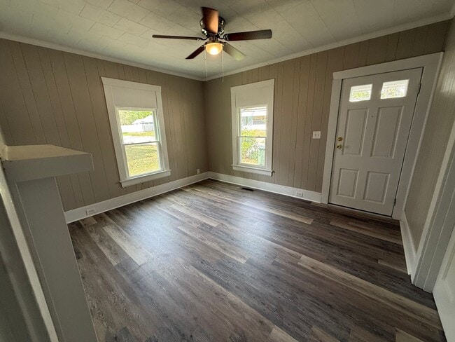 Building Photo - 708 Woodrow St S