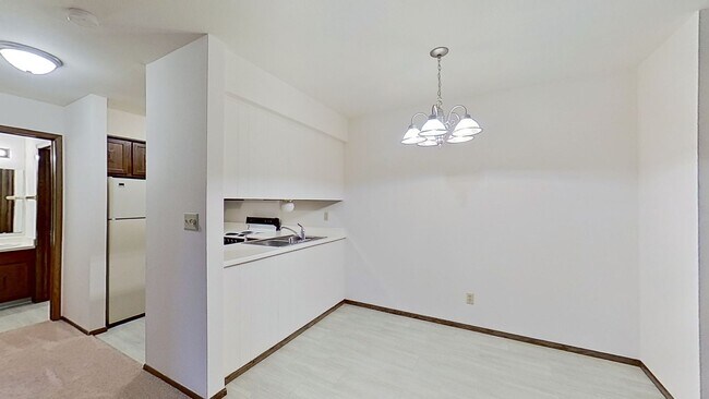 Building Photo - Lower 1 Bedroom 1 Bathroom Apartment is Available