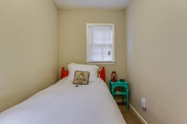 Small bedroom3/office - 221 Fishburne St