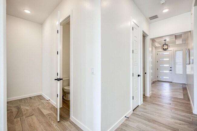 Building Photo - Beautiful East side House 4 bed-2.5 baths, part of The Overlook Casa Club that includes Swimming ...