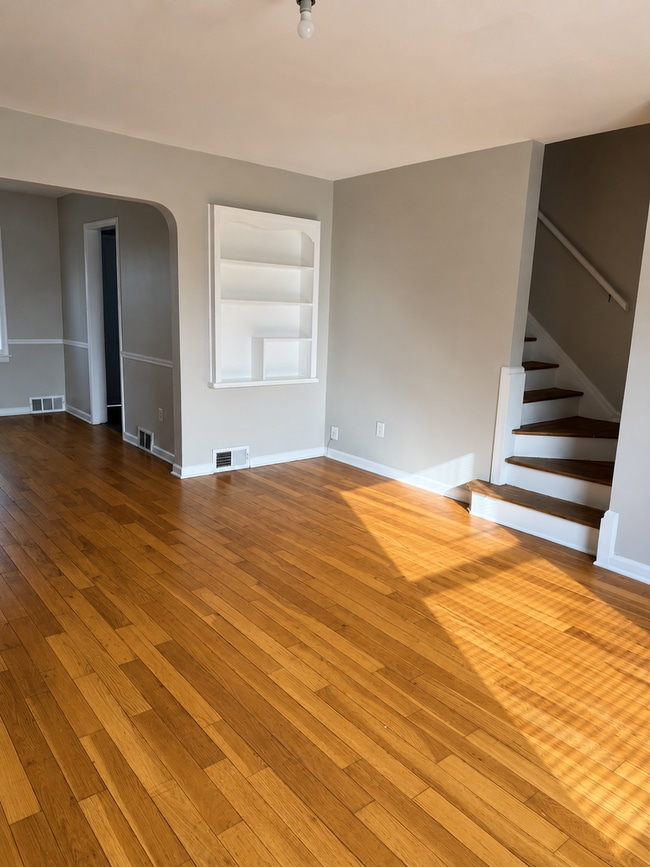 Building Photo - Beautiful updated townhome