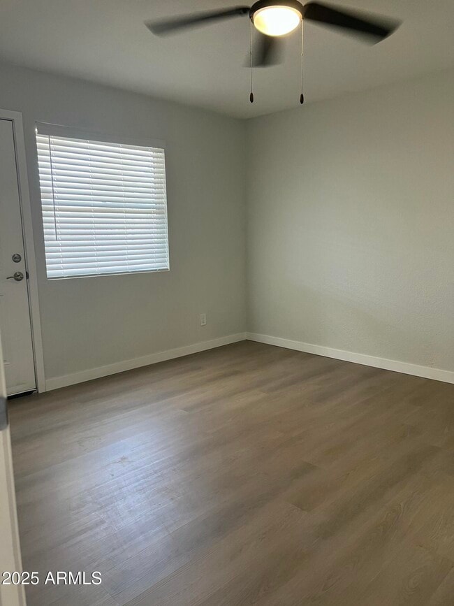 Building Photo - 540 E Royal Palms Dr