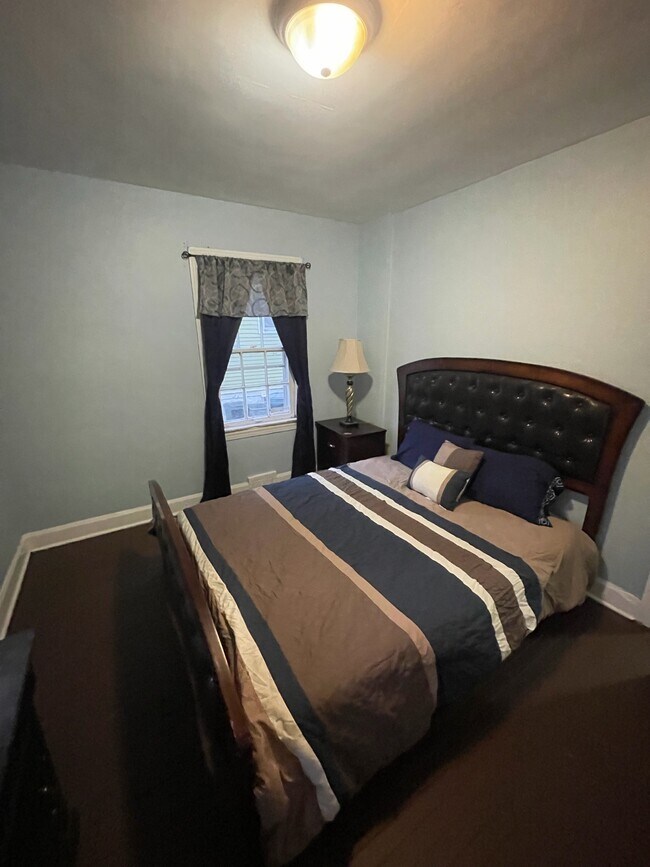 Building Photo - 559 E Avondale Ave