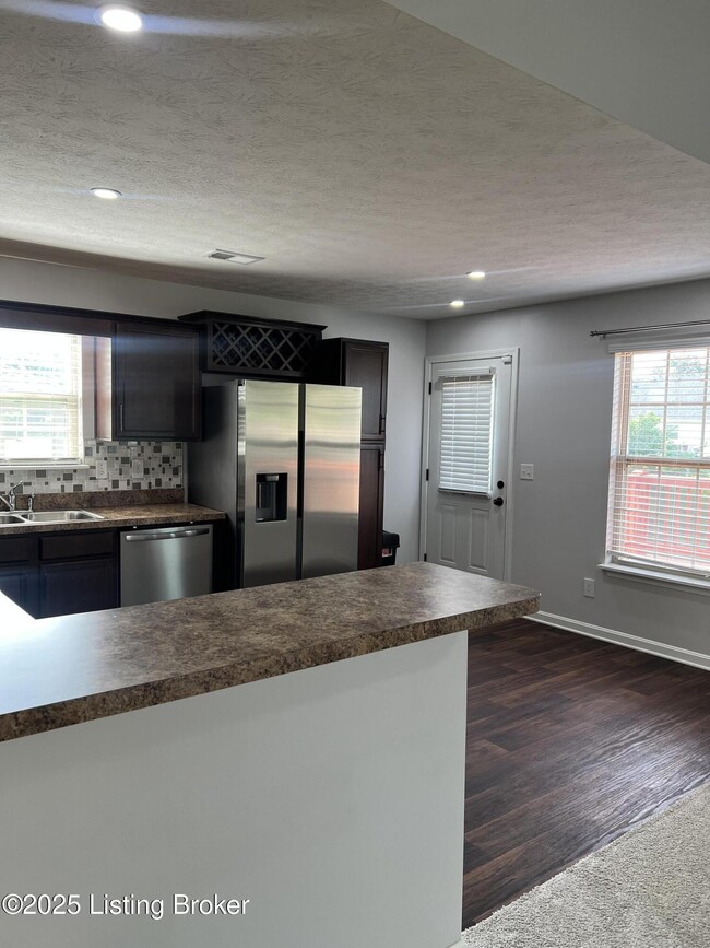 Building Photo - 220 Meadowcrest Dr