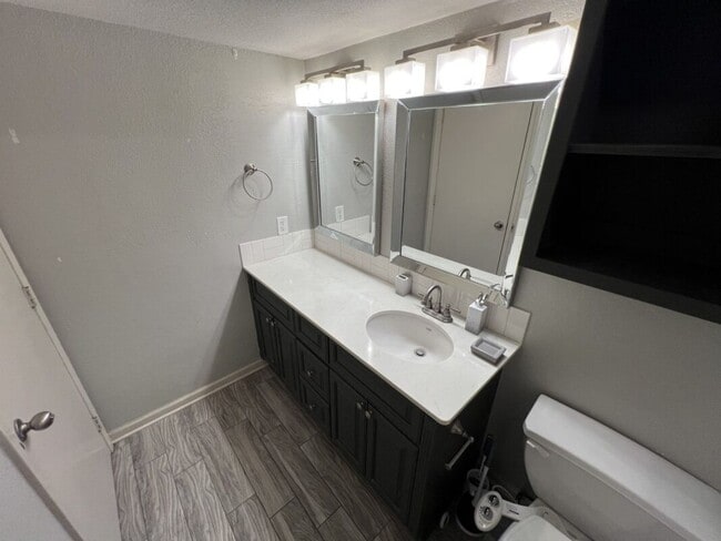 Building Photo - Fully Renovated 3 Bedroom Apartment in Pri...