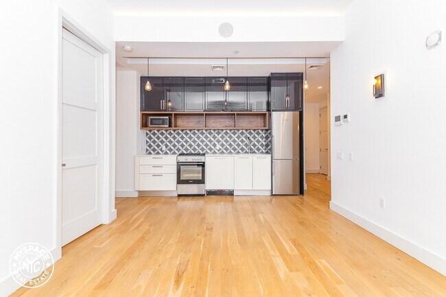 Primary Photo - 41-21 28th St