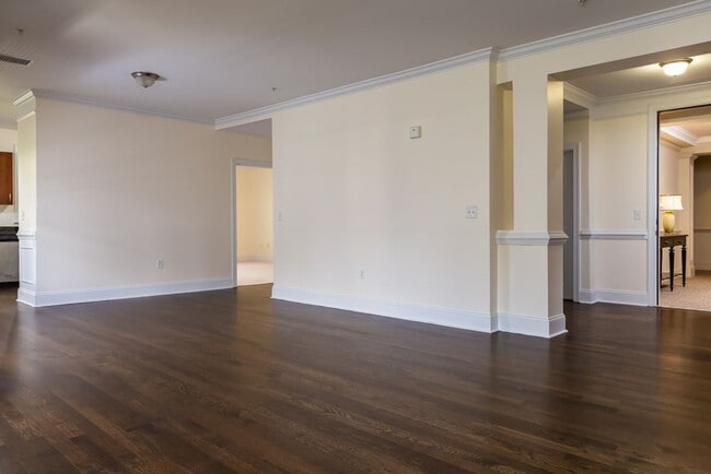 Building Photo - The BEST North Hills Condo!