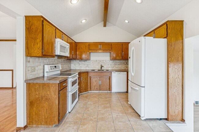 Building Photo - Spacious Northwest Omaha 3-Bedroom!!