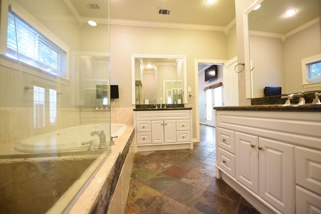 Building Photo - Walk to Inwood Village! Charming 3 bed 3 b...