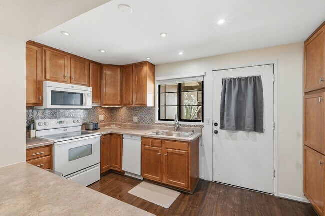 Building Photo - Charming Furnished, 55+ Community in Green Valley!