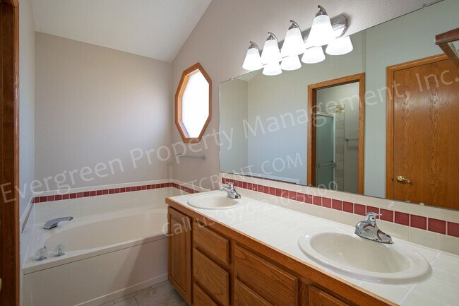 Building Photo - 6437 Edgeware St