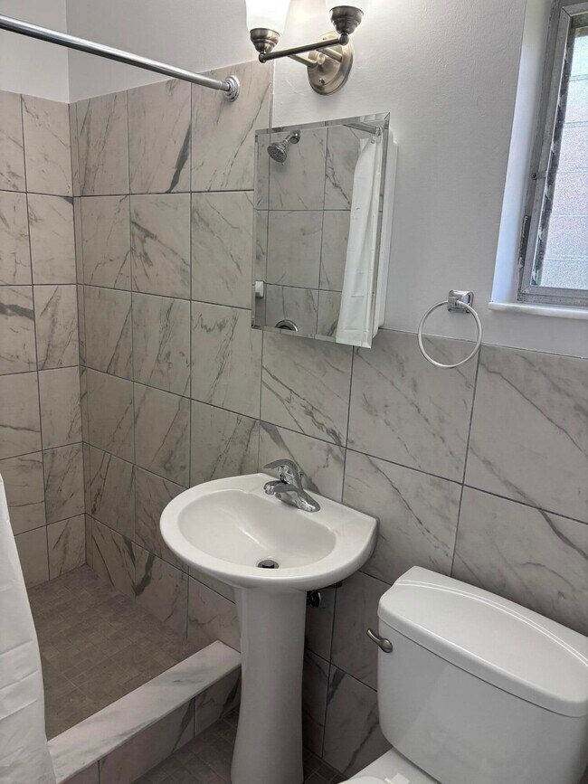 Building Photo - 751 Hummingbird Way