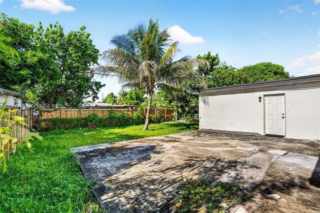Building Photo - 6240 SW 22nd Ct