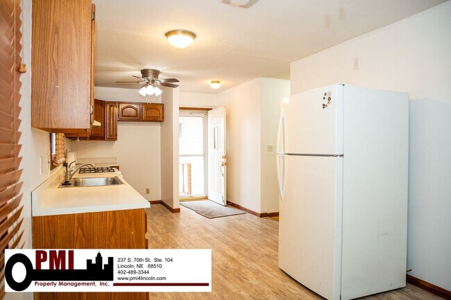 Building Photo - 3 Bedroom and 1.5 bathroom House for rent