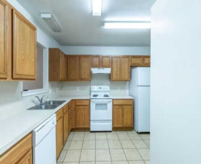 Building Photo - Available June 2026! 3 bed 2 bath 2 car garage