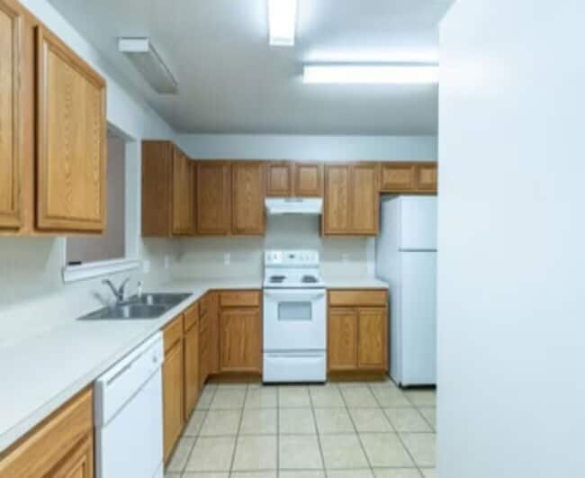 Building Photo - Available June 2026! 3 bed 3 bath 2 car garage