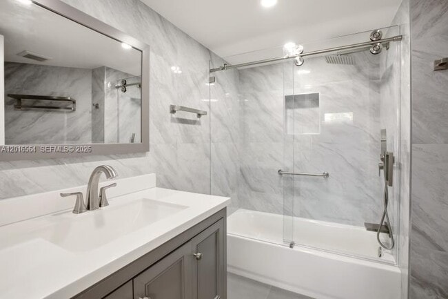 Building Photo - 9425 Fontainebleau Blvd