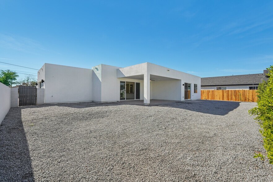 Building Photo - 910 E Roma Ave