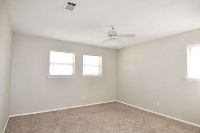 Building Photo - Beautiful spacious home in Hurst!