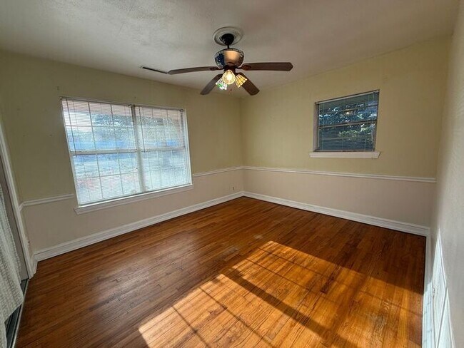 Building Photo - Gulf Breeze Proper - Casablanca - 2 bed, 1 bath