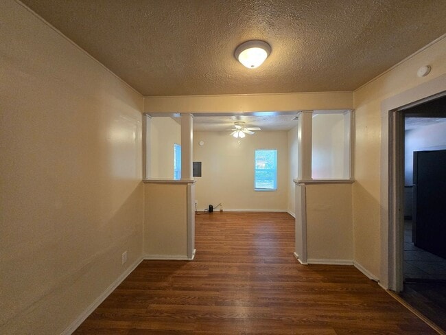 Building Photo - 3/1 - Renovated Ranch-Style home minutes from Downtown